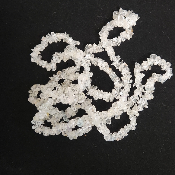 Elegant Clear Quartz Chips Necklace with Long Design and Classic Appeal - Picture 3 of 6